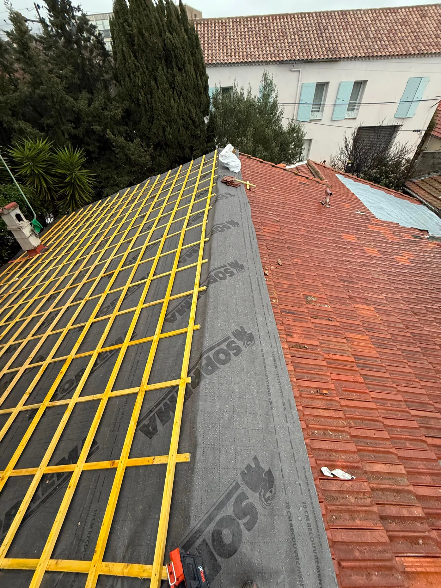 Toiture démoussée et liteaunage neuf sur un chantier de couverture à Mennecy