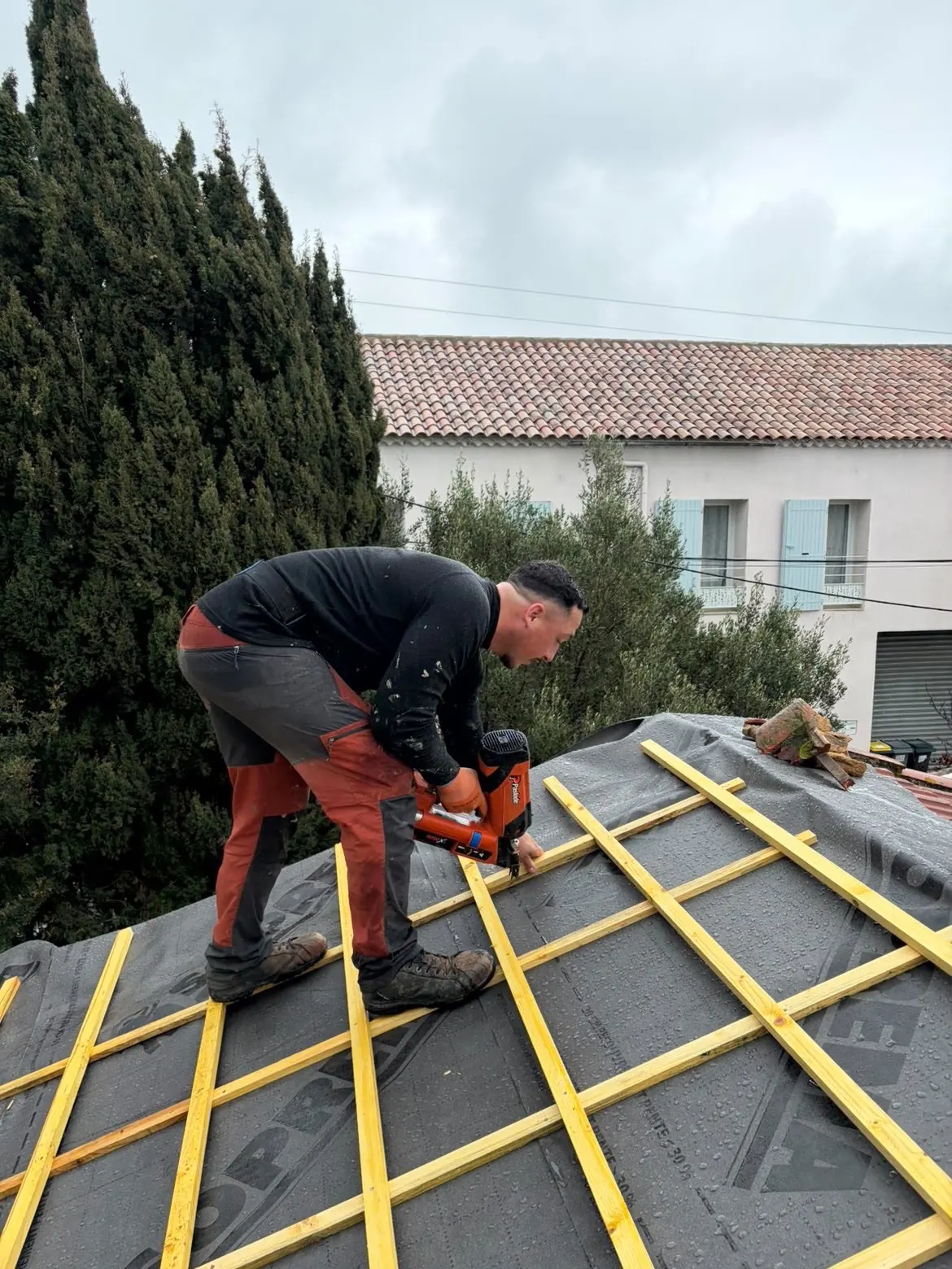 Réparation de toiture à Mennecy : fixation des liteaux avant remise des tuiles